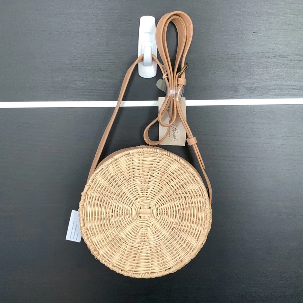 Universal Thread Round Zip Closure Straw Bag